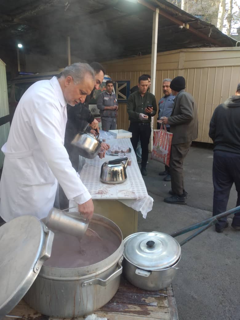 توزیع شیرینی و شربت در بخش ها و واحدهای بیمارستان  به مناسبت ولادت حضرت علی (ع)و روز پدر